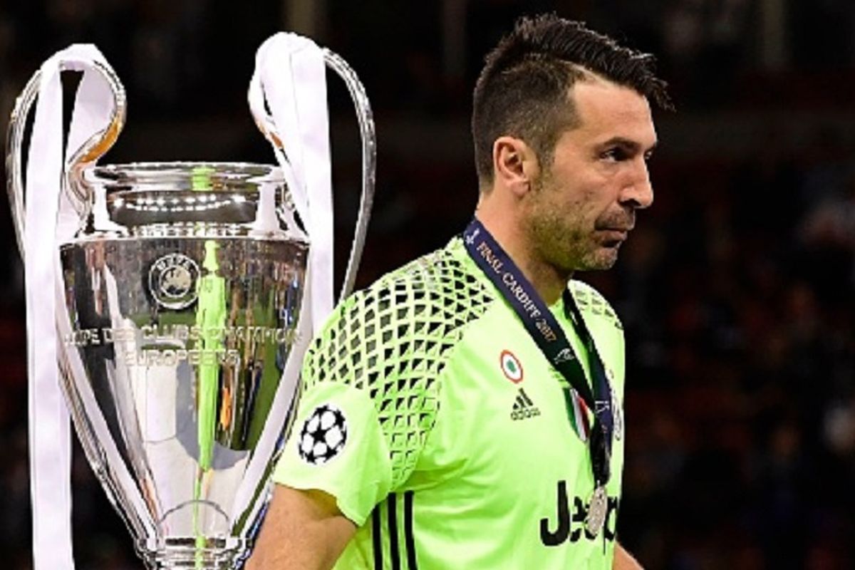 Kiper Juventus, Gianluigi Buffon, tampak kecewa seusai kekalahan dari Real Madrid pada final Liga Champions 2016-2017 di Stadion Millenium, Minggu (3/6/2017). 