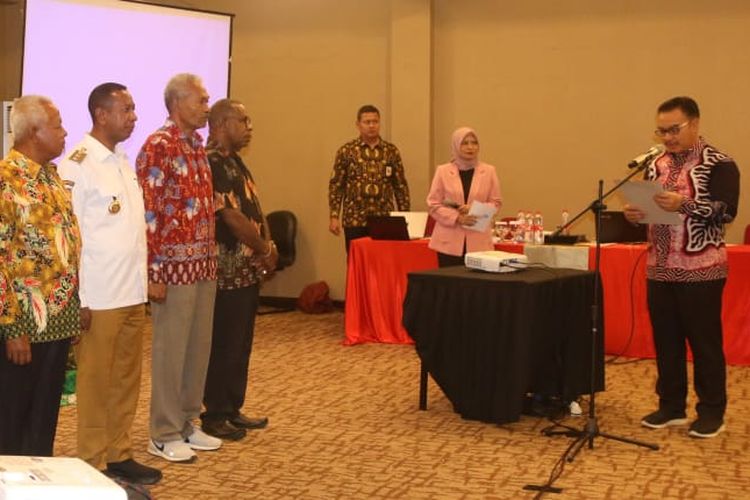 Kepala BKKBN dr Hasto Wardoyo mengukuhkan Penjabat (Pj) Gubernur Papua Selatan Apolo Safanpo menjadi Bapak Asuh Anak Stunting (BAAS) di Merauke pada Rabu (6/12/2023). 