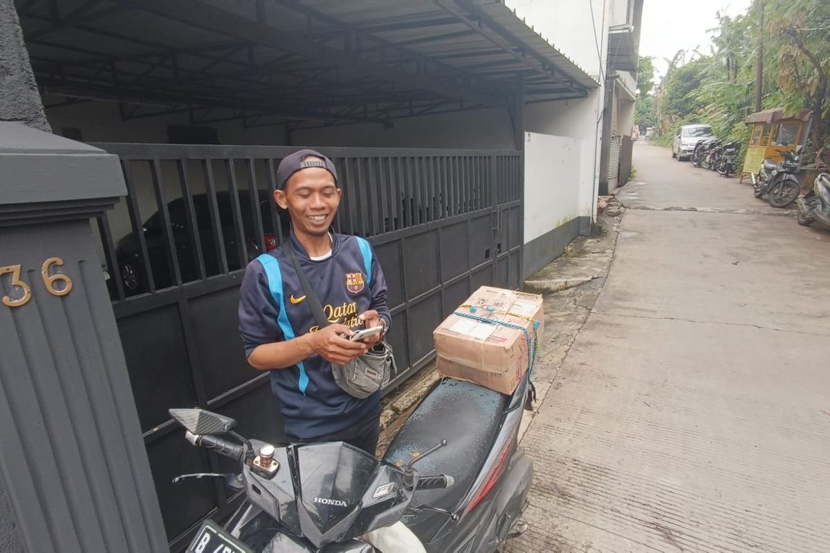 Seorang kurir paket Rudy (40), saat ditemui Kompas.com di Jalan Daksa Piun, Bangka, Jakarta Selatan, Rabu (15/3/2023). 