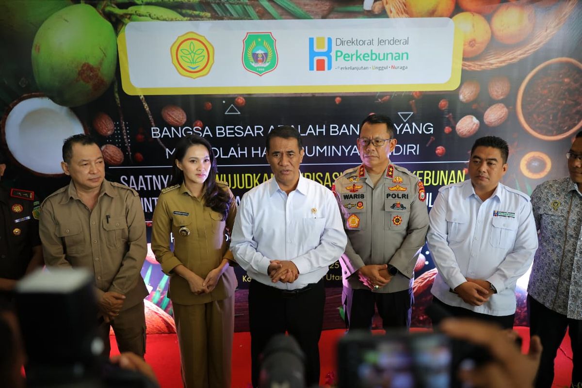 Menteri Pertanian (Mentan) Andi Amran Sulaiman dalam Rapat Koordinasi Hilirisasi Perkebunan Provinsi Maluku Utara bertepatan dengan peringatan Hari Sumpah Pemuda yang digelar di Kota Ternate, Senin (28/10/2025).
