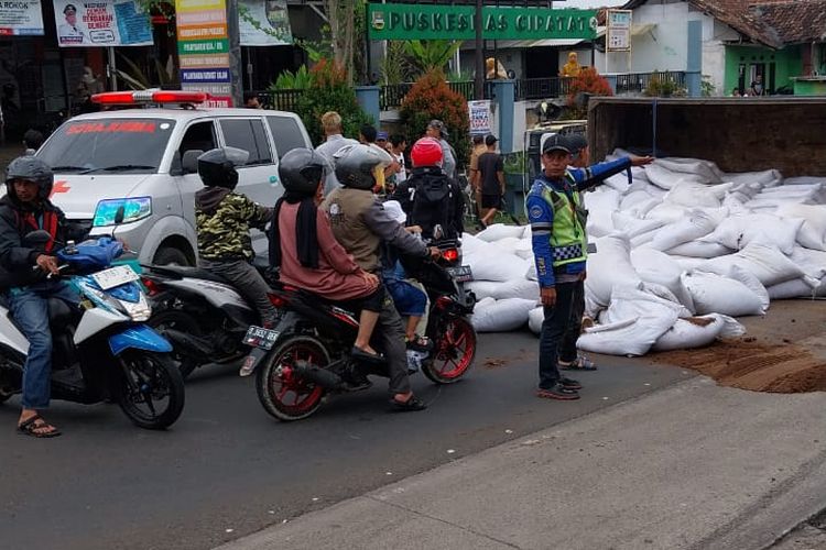 Kecelakaan maut melibatkan tiga jenis kendaraan terjadi di Jalan Raya Cipatat, Kabupaten Bandung Barat (KBB), Jawa Barat pada Selasa (12/3/2024).