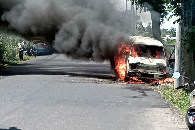 Minibus berisi pakaian terbakar di Jalan Raya Sambong, Kecamatan Kanigoro, Kabupaten Blitar, Kamis (20/4/2023)