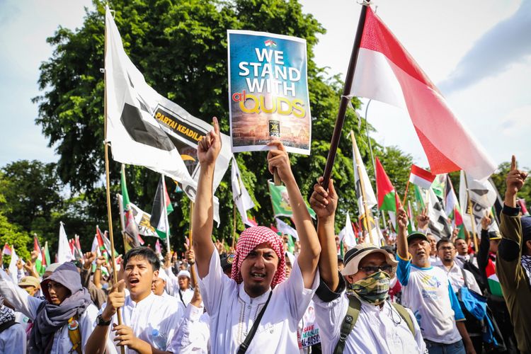 Massa melakukan aksi damai untuk Palestina di depan Kedubes Amerika Serikat, Jalan Medan Merdeka Selatan, Minggu (10/12/2017). Aksi bela Palestina ini dilakukan untuk merespons keputusan Presiden AS Donald Trump dalam menetapkan Jerusalem sebagai Ibu Kota Israel.