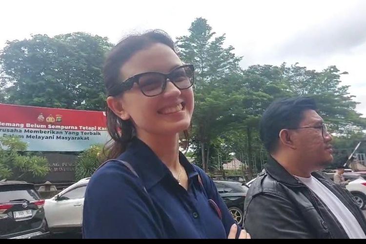 Kimberly Ryder dan kuasa hukum, Machi Achmad di Polres Metro Jakarta Selatan, Senin (17/3/2025).