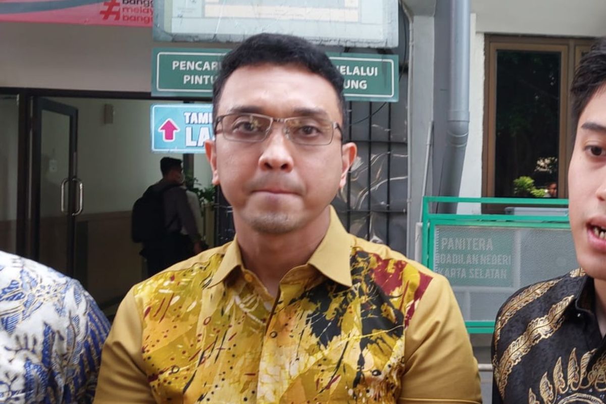 Juru bicara Tim Pemenangan Nasional (TPN) Ganjar-Mahfud, Aiman Witjaksono, saat ditemui wartawan di Pengadilan Negeri Jakarta Selatan, Selasa (20/2/2024).