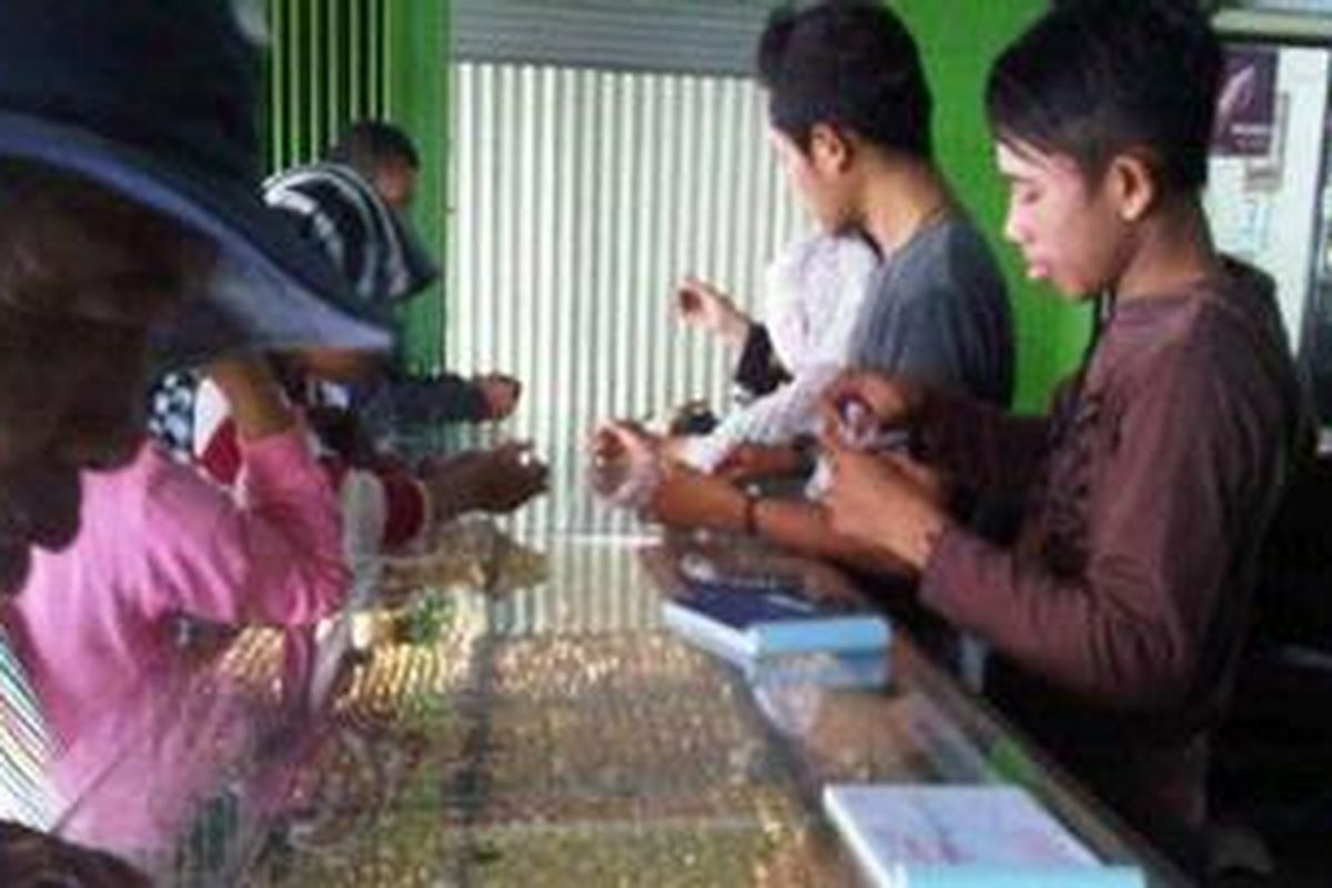 Ilustrasi: Petani di Sampang saat menjual perhiasannya di salah satu toko emas di Jalan Panglima Sudirman. 