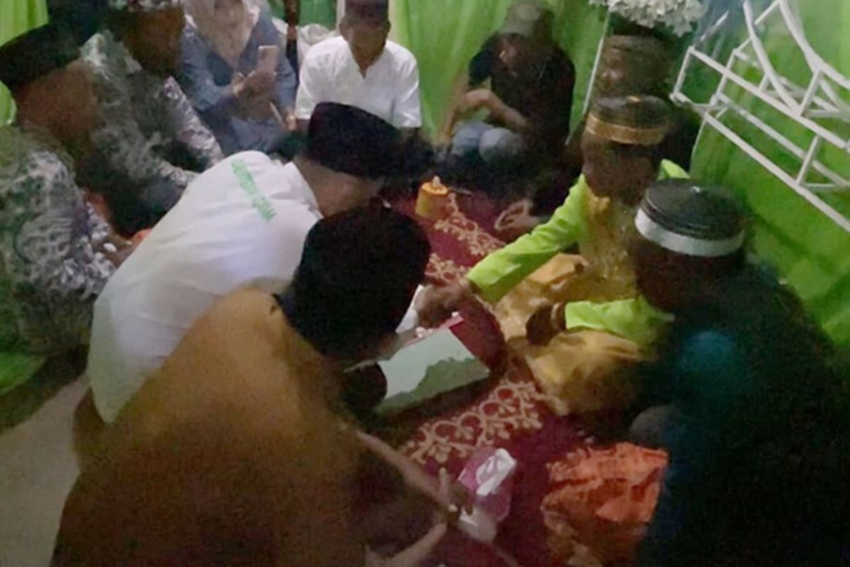 Pegawai KUA Selat Nasik harus menyeberang laut dengan ombak tinggi demi melayani warga menikah di Pulau Gresik, Belitung.