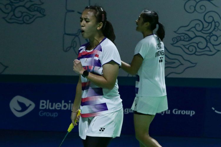 Pasangan ganda putri Indonesia, Febriana Dwipuji Kusuma/Amalia Cahaya Pratiwi bertanding melawan pasangan Perancis, Margot Lambert/Anne Tran pada babak 32 besar Indonesia Open 2022 di Istora Senayan, Jakarta, Rabu (15/6/2022). Pasangan ganda putri Indonesia itu menang dengan skor 21-19, 17-21, 21-15.