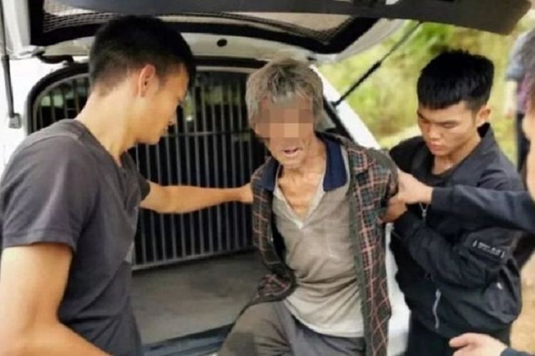Song Jiang ketika digelandang oleh polisi Yongshan, China. Song buron selama 17 tahun setelah dia divonis bersalah atas kasus perdagangan perempuan dan anak.
