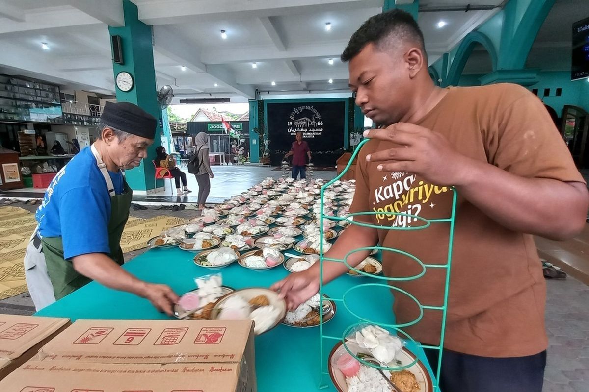 Suasana saat relawan masjid Jogikariyan menyiapkan 3.500 menu takjil, Selasa (12/4/2024)