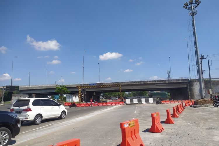 Rekayasa lalu lintas diberlakukan di Jalan Kaligawe Semarang karena imbas pembangunan Jalan Tol Semarang-Demak
