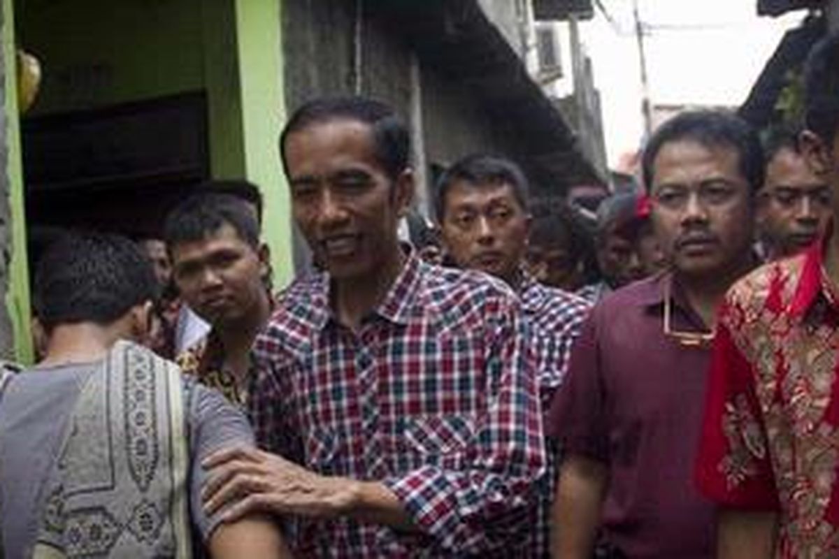 Calon gubernur DKI Jakarta Joko Widodo atau yang akrab disapa Jokowi (tengah), mengunjungi warga di Pal Batu Menteng Dalam, Jakarta Selatan, Jumat (14/9/2012).