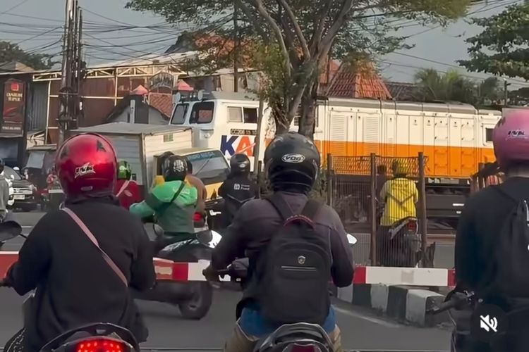 Terobos Palang Pintu Lalu Mogok, Truk Tertemper KA Harina di Pelintasan Jerakah Semarang