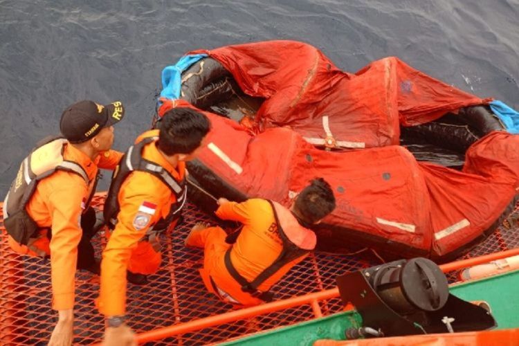Basarnas Manado saat melakukan pencarian kapal membawa 18 orang yang hilang di Perairan Tagulandang, Sitaro, Sulawesi Utara.(