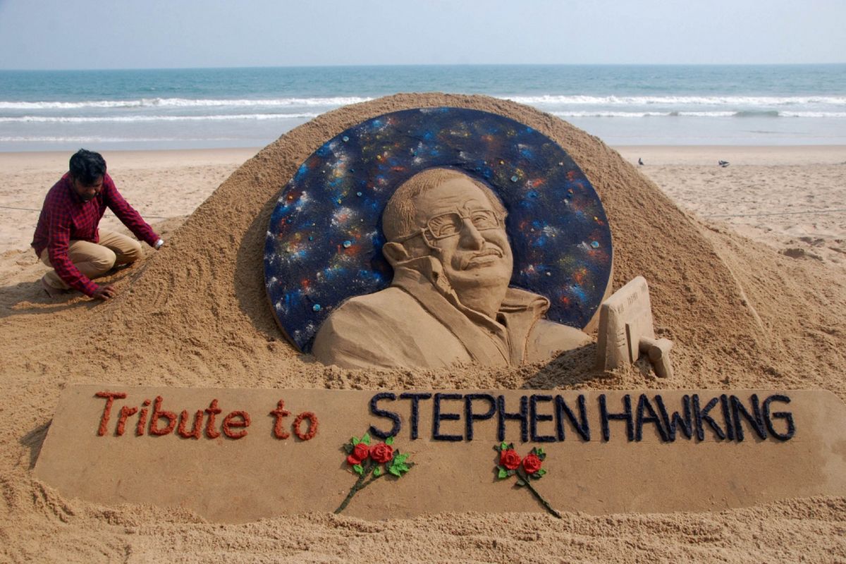 Artis pasir Sudarsan Patnaik, Rabu (14/3/2018), memberikan sentuhan terakhir untuk karyanya yang dibuat sebagai penghargaan kepada Stephen Hawking, fisikawan yang meninggal pada hari tersebut di London, Inggris. Karya ini dibuat di India.