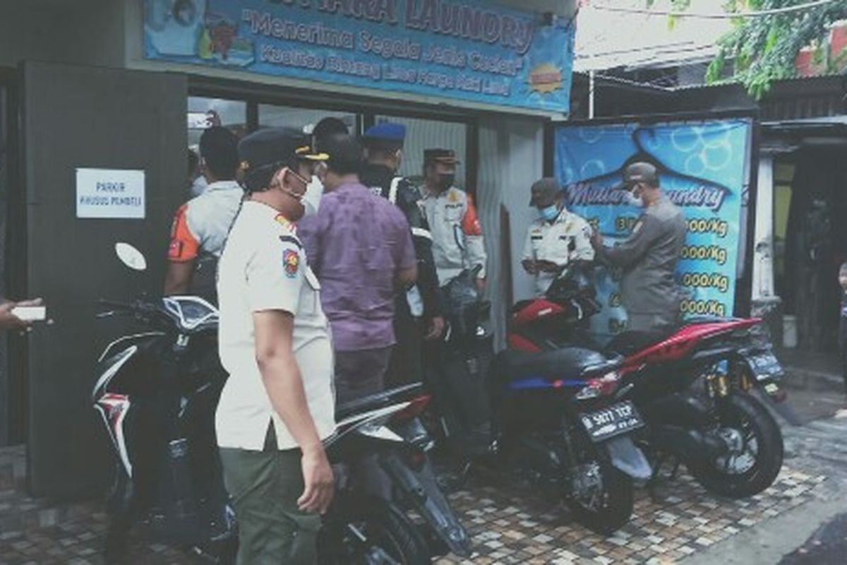 Satuan Polisi Pamong Praja (Satpol PP) Jakarta Selatan menggerebek sebuah toko penjualan minuman keras (miras) berkedok tempau laundry di Pengadegan Utara, Pancoran, Jakarta Selatan, Jumat (26/11/2021).