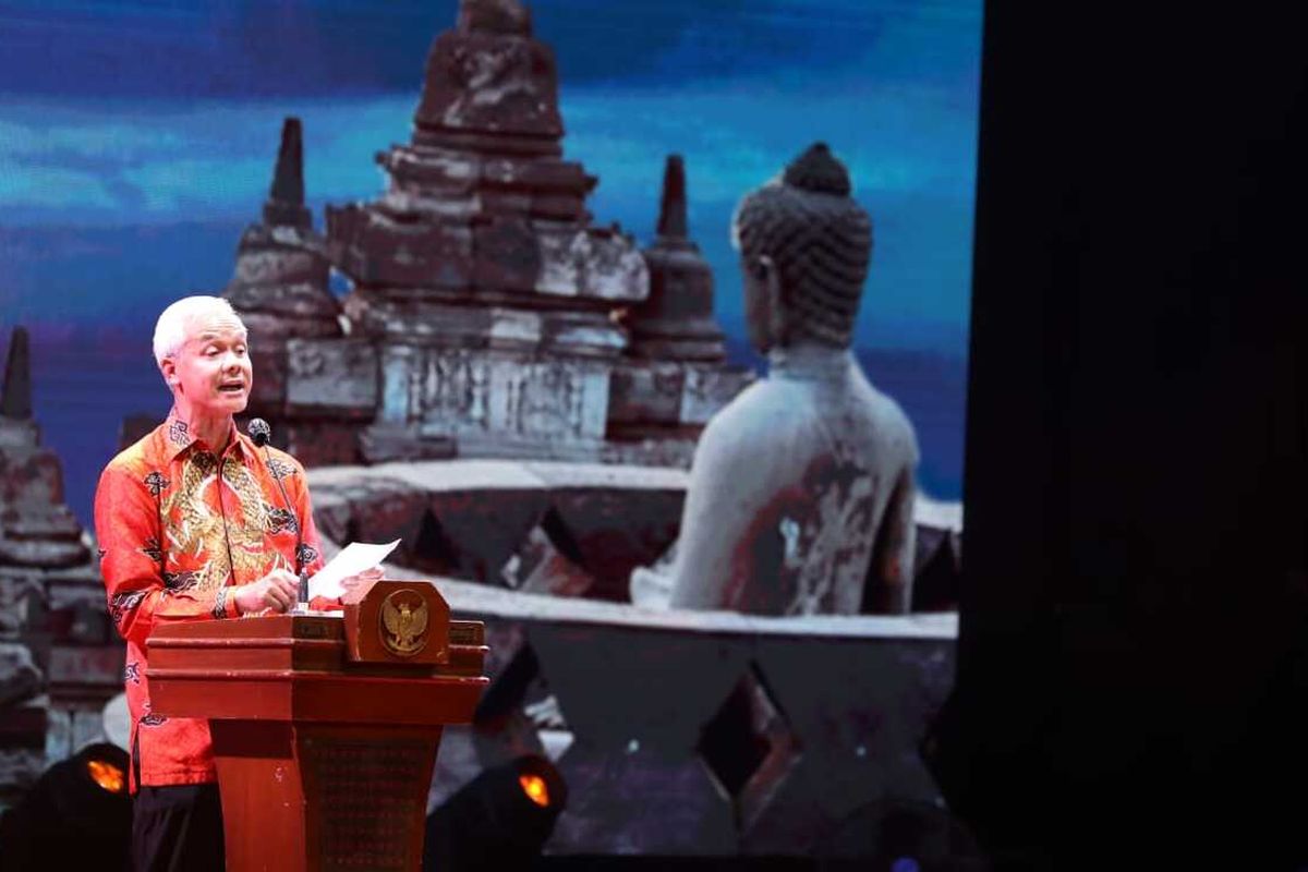 Gubernur Jawa Tengah Ganjar Pranowo pada malam Dharmasanti Tri Suci Waisak 2566 BE di Taman Lumbini Candi Borobudur, Kabupaten Magelang, Jawa Tengah, Senin (16/5/2022) malam.