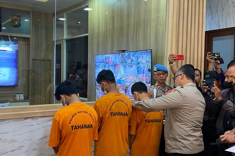 Kapolres Metro Jakarta Utara Kombes Pol Gidion Arif Setyawan tengah berbincang dengan ketiga pelaku penyiraman air keras di Kamal Muara, yakni VG (15), MM (15), dan IA (15).