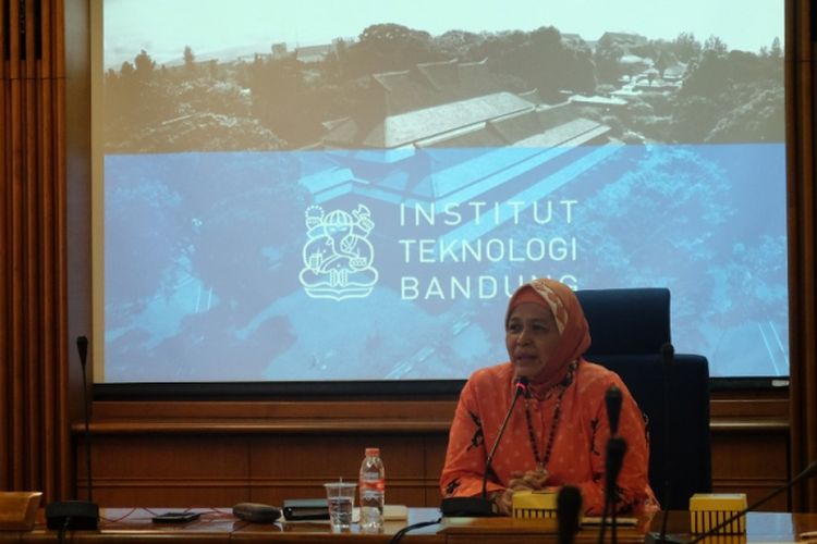 Direktur Eksekutif Pengelolaan Penerimaan Mahasiswa dan Kerjasama Pendidikan ITB Prof. Mindriany Syafila dalam konferensi pers Jalur Penerimaan Mahasiswa Baru ITB, di Ruang Rapim A Gedung Rektorar ITB, Senin (10/12/2018).