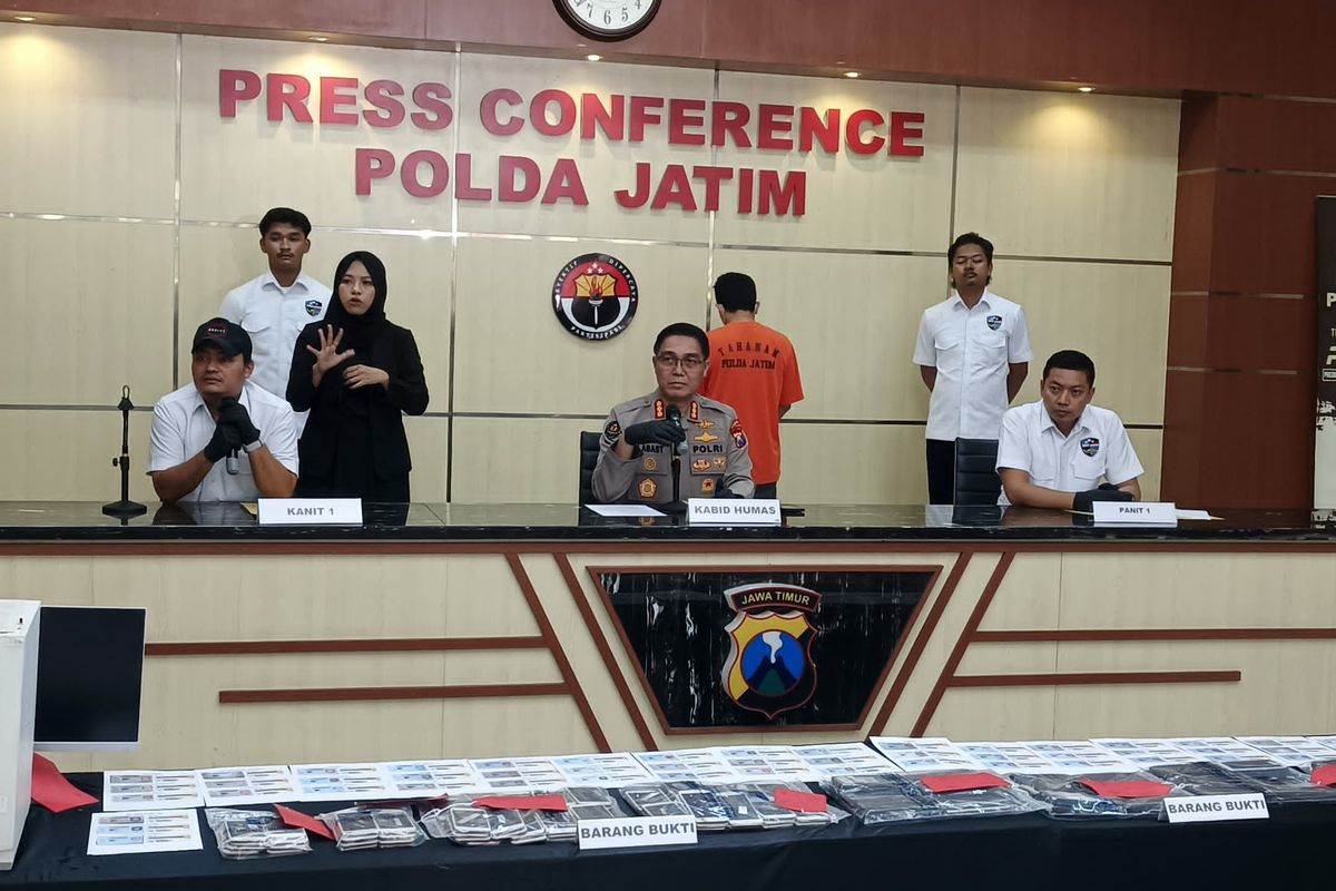 Warga Nganjuk, Jawa Timur, TD (38) diamankan Polda Jatim karena membuat 130 akun Shopee Affiliate dengan menggunakan NPWP dan KTP orang lain tanpa seizin pemilik, Senin (23/6/2025).