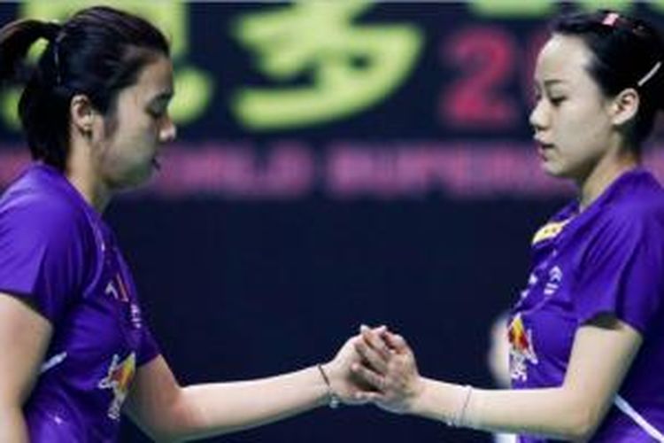 Ganda putri China, Tian Qing (kiri)/Zhao Yunlei bersalaman usai mengalahkan ganda Jepang, Misaki Matsutomo/Ayaka Takahashi, pada perempat final China Open Superseries Premier 2013, di Shanghai, Jumat (15/11/2013).
