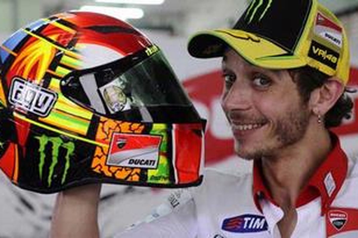 Pebalap Ducati, Valentino Rossi, memperlihatkan helm barunya, yang akan dipakai pada musim 2012.
