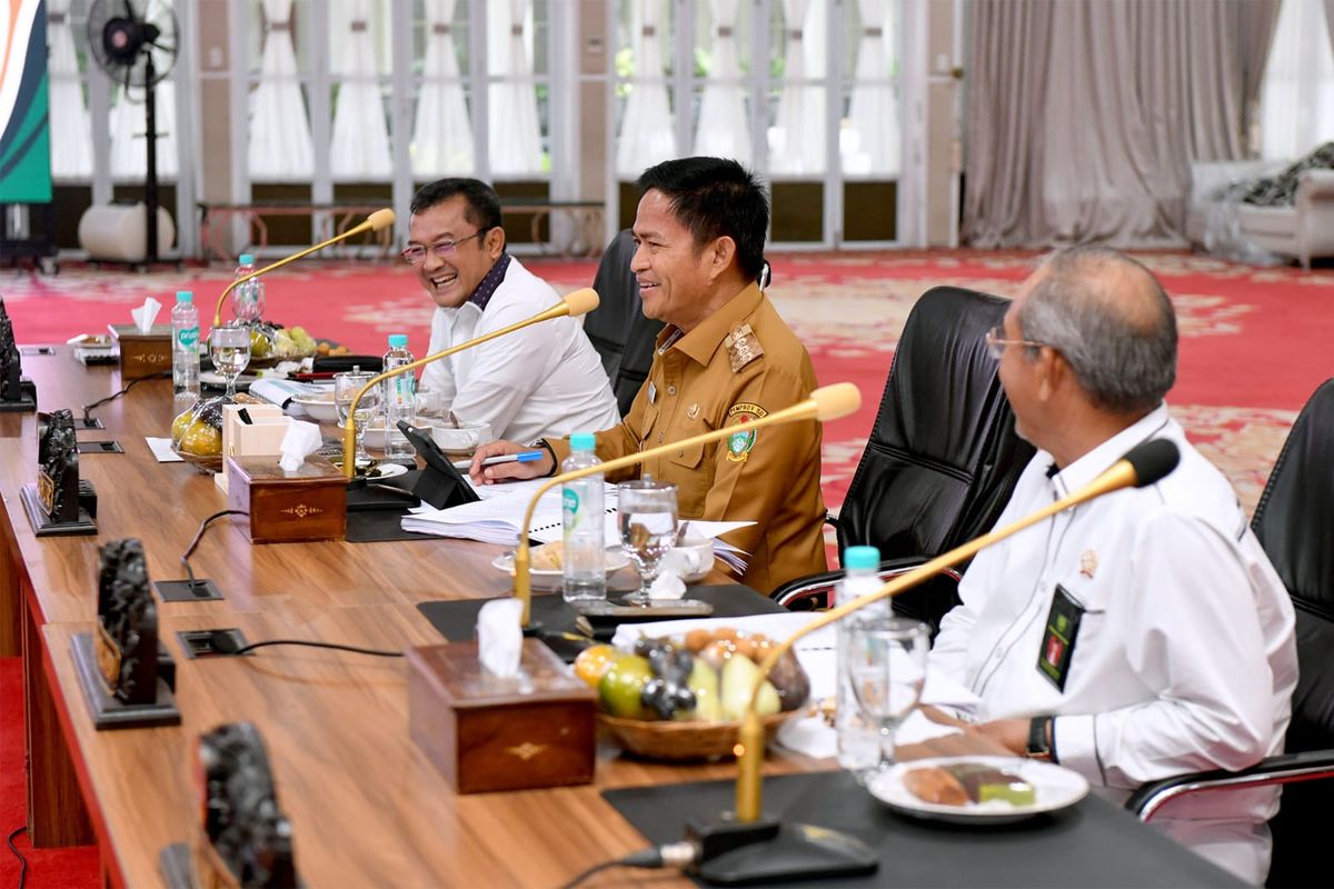 Pj Gubernur Sumut Hassanudin memimpin Rapat Koordinasi Penetapan Upah Minimum Provinsi Sumut Tahun 2024 di Aula Tengku Rizal Nurdin, Rumah Dinas Gubernur Sumut, Jalan Sudirman No. 41, Medan, Senin (20/11/2023). 