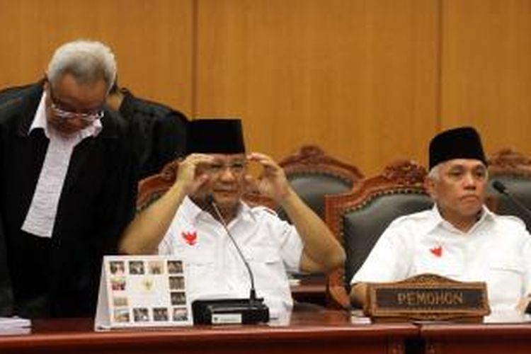 Calon presiden dan wakil presiden nomor urut 1 Prabowo Subianto-Hatta Rajasa mengikuti sidang perdana perselisihan hasil pemilhan umum (PHPU) di Mahkamah Konstitusi (MK), Jakarta, Rabu (6/8/2014). Prabowo-Hatta menuntut agar MK membatalkan SK KPU yang menetapkan pasangan nomor urut 2 Joko Widodo-Jusuf Kalla sebagai pemenang Pilpres 2014. TRIBUNNEWS/DANY PERMANA