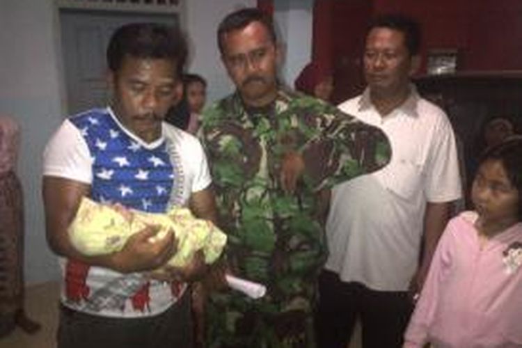Bayi yang ditemukan di pinggir jalan, dirawat Kades Klompang Barat, Kecamatan Pakong.