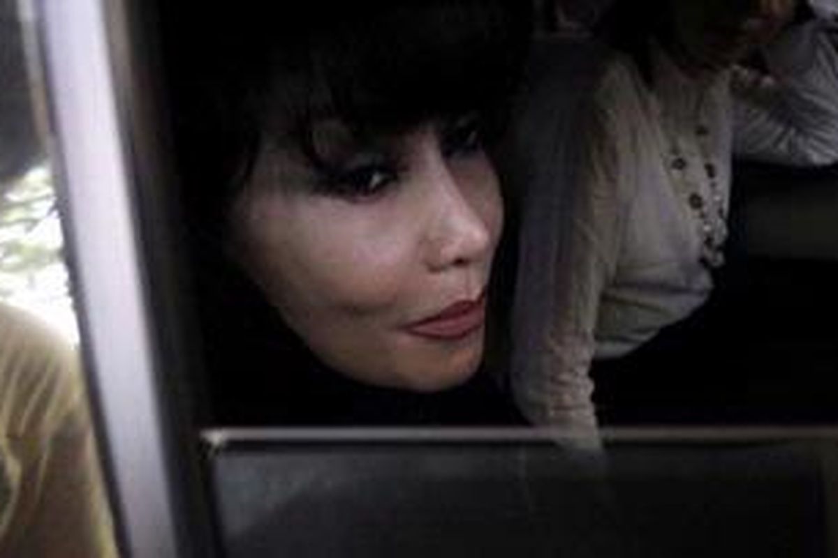 Tersangka kasus dugaan pembobolan rekening nasabah Citibank, Malinda Dee, usai diperiksa di Bareskrim Mabes Polri, Senin (4/4/2011).