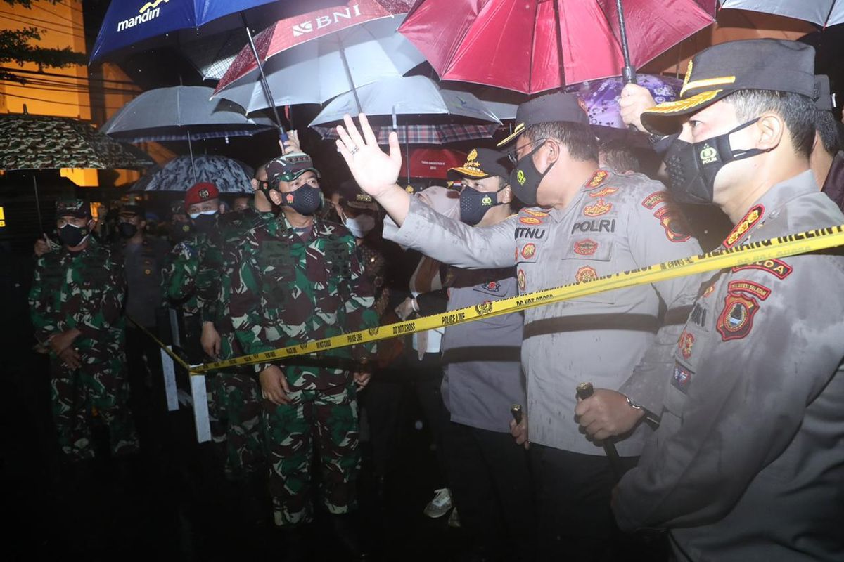 Panglima TNI Marsekal Hadi Tjahjanto dan Kapolri Jenderal Pol Listyo Sigit Prabowo meninjau TKP bunuh diri di depan halaman Geraja Katerdral Makassar, Minggu (28/3/2021).
