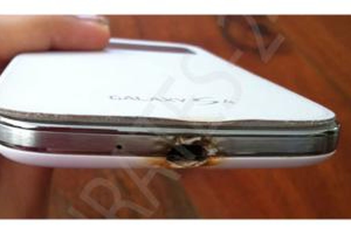 Samsung Galaxy S4 milik Sarah Shurrub, warga Abu Dhabi, Uni Emirat Arab, terbakar saat terhubung ke listrik untuk mengisi daya baterai.