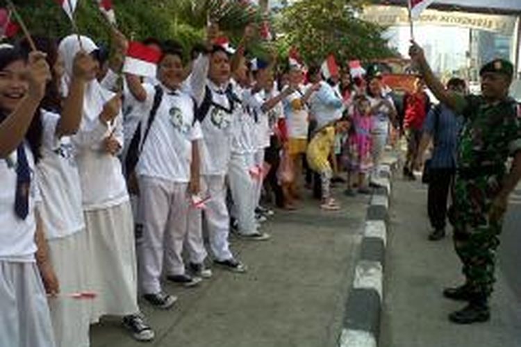 Pelajar mengikuti aksi ucapan terima kasih kepada Presiden SBY, di Jalan MH Thamrin, Jakarta Pusat. Senin (20/10/2014).