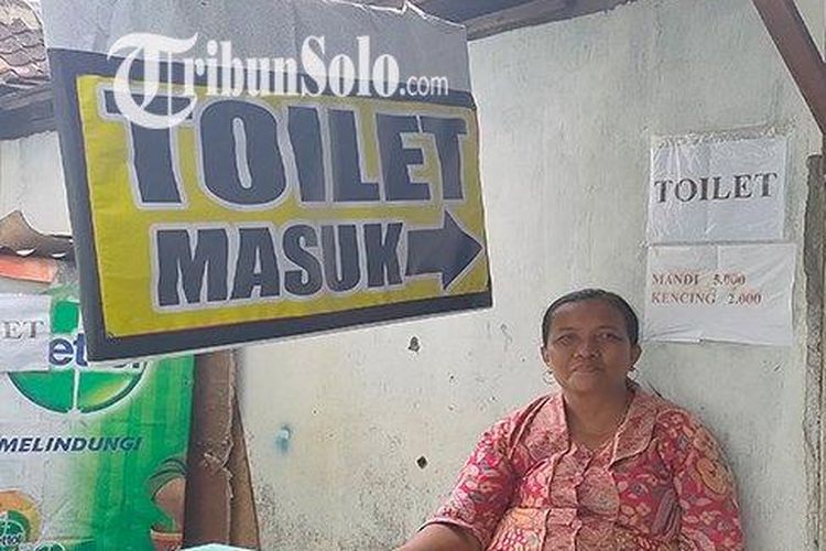 Tuti (55) menunggu pengunjung di Rejosari RT 6 RW 13, Kelurahan Gilingan, Kecamatan Banjarsari, Kota Solo, Selasa (7/3/2023). Dia menyulap rumahnya menjadi toilet dadakan di sekitar Masjid Raya Sheikh Zayed Solo.