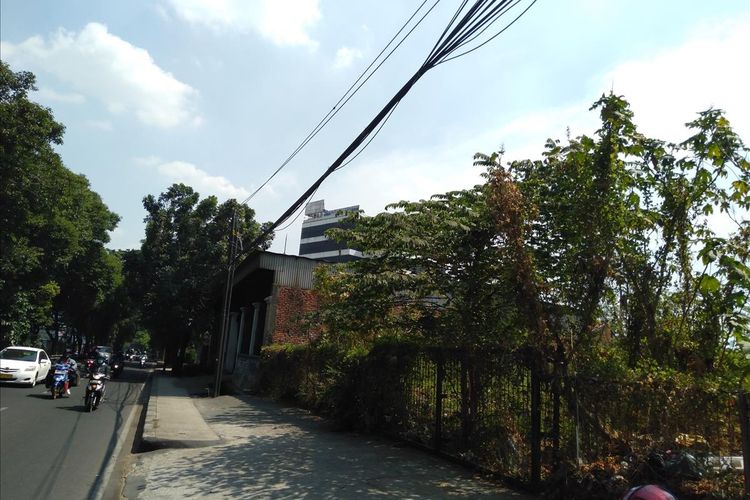 ilustrasi kabel menjuntai dan semrawut