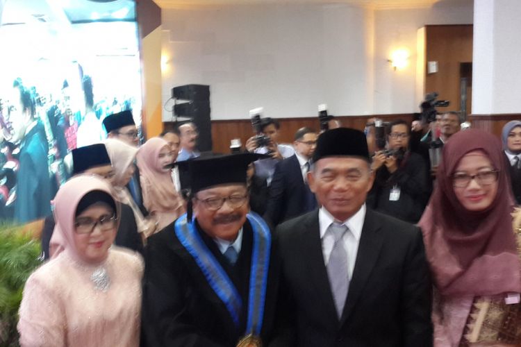 Menteri Pendidikan dan Kebudayaan Muhadjir Effendy saat menghadiri penganugerahan gelar Doktor Honoris Causa Gubernur Jawa Timur Soekarwo di Universitas Muhammadiyah Malang, Kamis (27/12/2018)