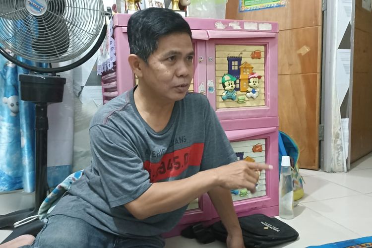 Keluarga dari Arman (50), penghuni Rumah Susun (Rusun) Jatinegara Barat, Jakarta Timur, diminta pihak pengelola untuk keluar dari rusun tersebut. 