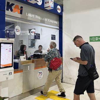 Ilustrasi penjualan tiket go show di Stasiun Gambir. Cek daftar kereta go show rute Jakarta-Cirebon PP terbaru 2025 lengkap dengan harga tiketnya.