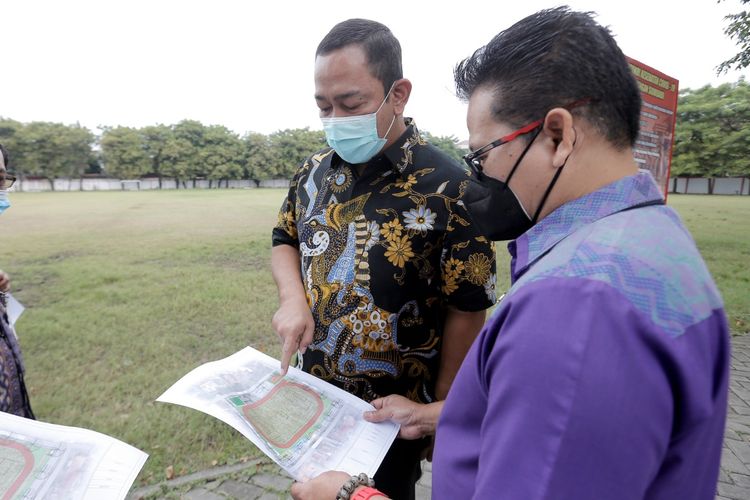 Wali Kota Semarang Hendrar Prihadi sedang melihat desain revitalisasi lapangan Sidodadi menjadi menjadi sport center. Hal itu dilakukan wali kota yang akrab di sapa Hendi ini saat mengunjungi lapangan Sidodadi di Jalan Taman Maluku, Karangtempel, Semarang Timur, Selasa (2/3/2021).