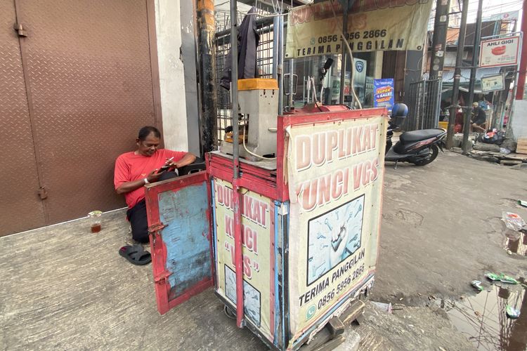 Di Balik Lapak Kunci, Usaha Kecil Tumbuh Tanpa Tercatat