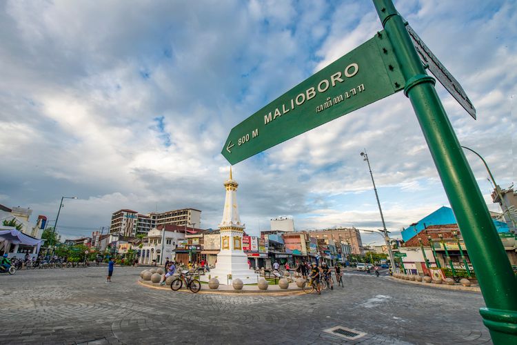 Ilustrasi Tugu Pal Putih, ikon Kota Yogyakarta. Simak penjelasan dari arti Kapanewon, Kemantren, dan Kalurahan.