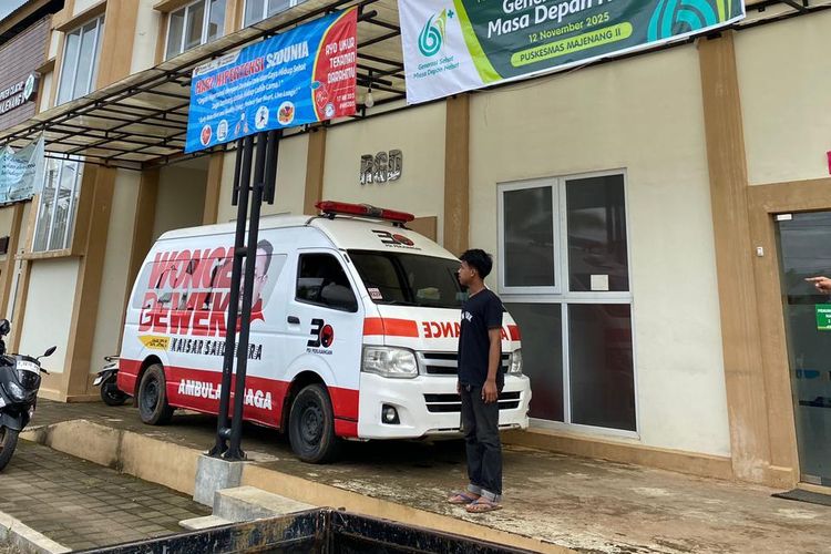 Ambulans siaga Wong Dewek Kaisar Said Putra siap membantu evakuasi dan penanganan korban bencana longsor Desa Cibeunying, Cilacap.