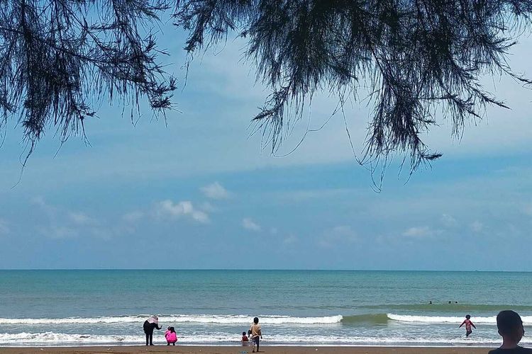 Wisatawan di Pantai Ulee Rubek, di Desa Ulee Rubek, Kecamatan Seunuddon, Kabupaten Aceh Utara