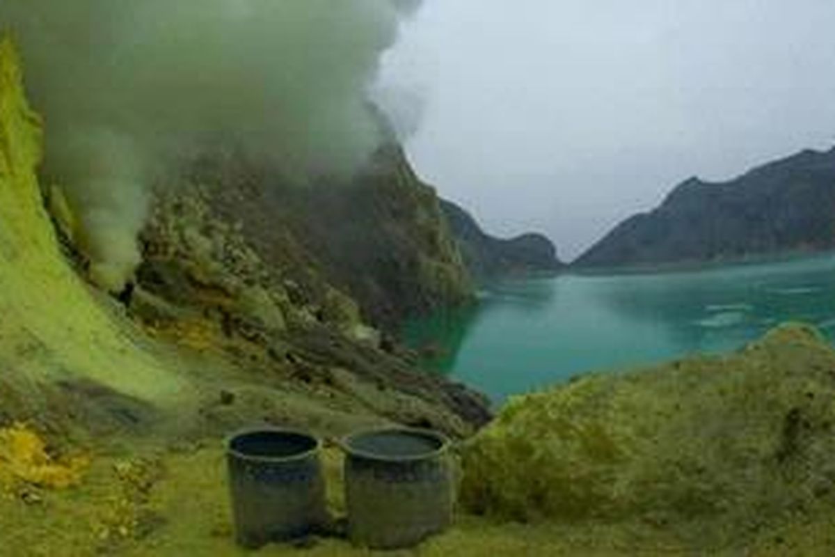 Asap solfatara keluar dari kawah Ijen, Banyuwangi, Jawa Timur, Senin (7/11/2011). Kawah Ijen merupakan gunung api aktif penghasil belerang (sulfur) utama di Indonesia. Gunung Ijen meletus dalam tiga periode yang berlangsung sejak 3.500 tahun lalu hingga menghasilkan kawah besar yang ditengahnya terbentuk danau yang menjadi pusat kegiatan vulkanik Gunung Ijen saat ini.