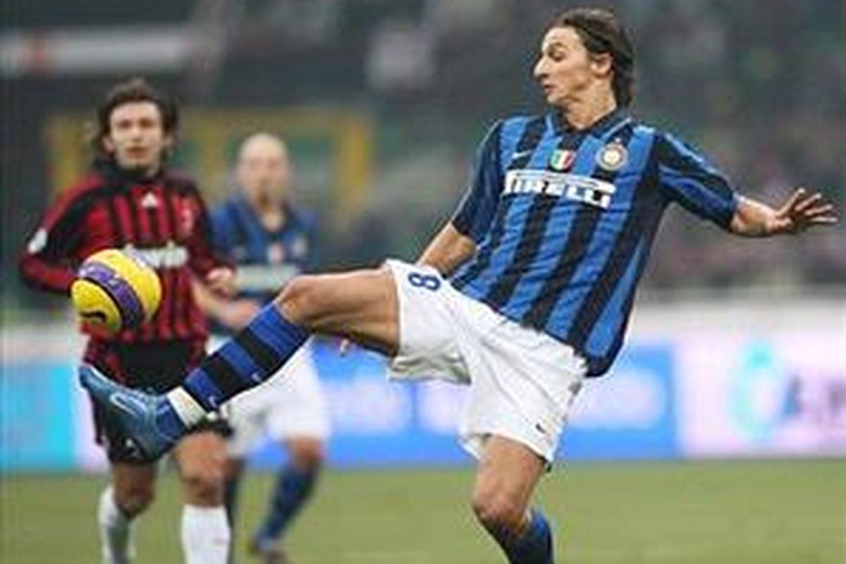 Striker Inter Milan, Zlatan Ibrahimovic (kanan), absen dalam pertandingan Serie-A akhir pekan lalu. Dia dipersiapkan Roberto Mancini untuk menghadapi Liverpool. 