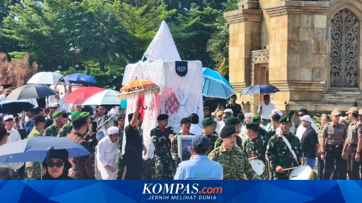 Keranda Khas Gorontalo Antarkan Jenazah Rachmat Gobel ke Pusara TMP Kalibata