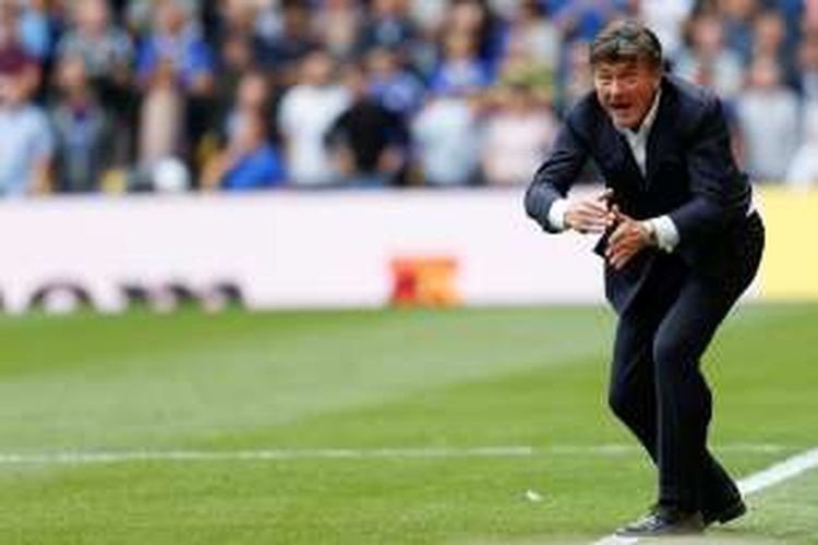 Walter Mazzarri memberikan instruksi di pinggir lapangan saat Watford melawan Chelsea pada partai Premier League di Stadion Vincarage Road, 20 Agustus 2016.