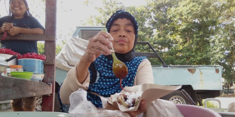 Hj. Mahuri, seorang pedagang serabi yang masih bertahan di Kota Mataram, Lombok, Nusa Tenggara Barat. Serabinya dikenal enak, tidak salah jika dia bertahan hingga 20 tahun lamanya.