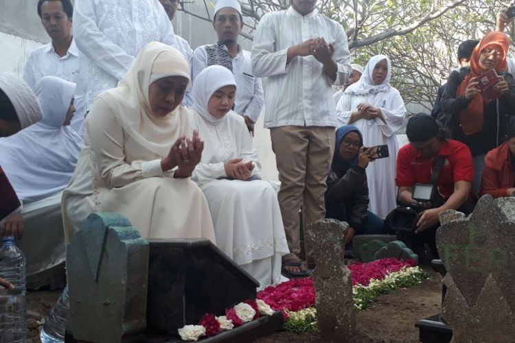 Calon Gubernur Jawa Timur, Nomor urut 1, Khofifah Indar Parawansa bersama keluarga ziarah ke makam kedua orang tua dan suami di Makam Khusus Islam Wonocolo, Surabaya, sebelum mencoblos di TPS 16 RT 09/RW 05, Kelurahan Jemur Wonosari, Kecamatan Wonocoli, tak jauh dari rumahnya, Rabu (27/62018).