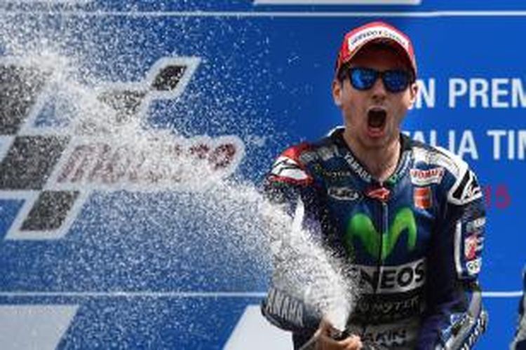Pebalap Movistar Yamaha asal Spanyol, Jorge Lorenzo, menyemprotkan sampanye saat merayakan kemenangan pada GP Italia di Sirkuit Mugello, Minggu (31/5/2015).